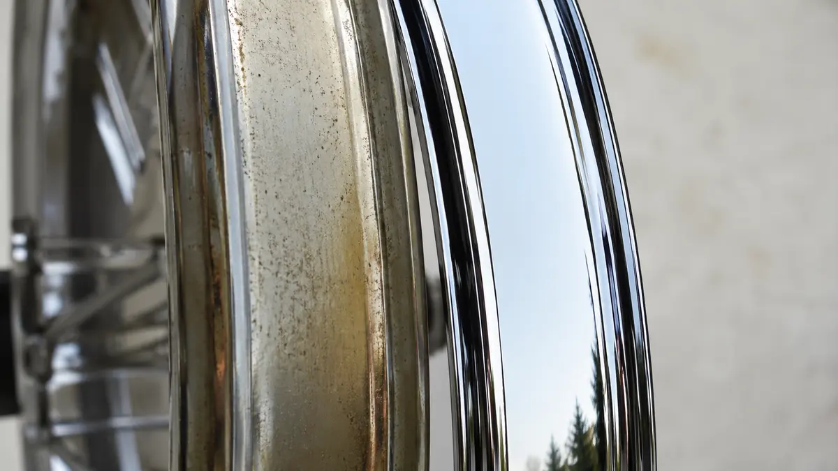 Vergilbter Chromlack auf einem Motorrad-Anbauteil im Vergleich zu einer frisch lackierten Chrom-Oberflaeche